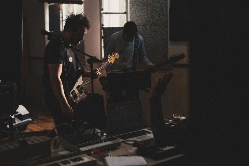 A estreia dos Kiltër com o EP “Smile or Die” – Glam Magazine